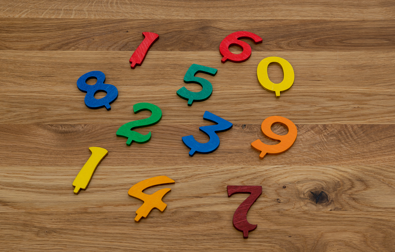 Sperrholzzahlen, bunt, geschwungen 0-9 +1