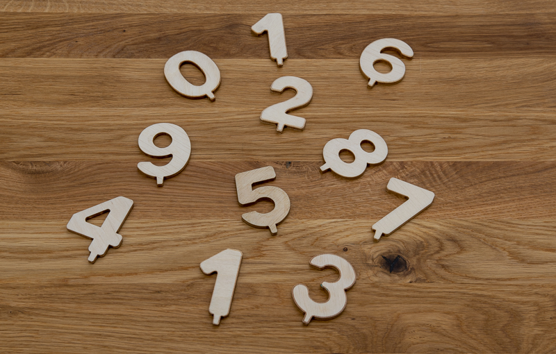 Sperrholzzahlen, roh, gerade  0-9 + 1